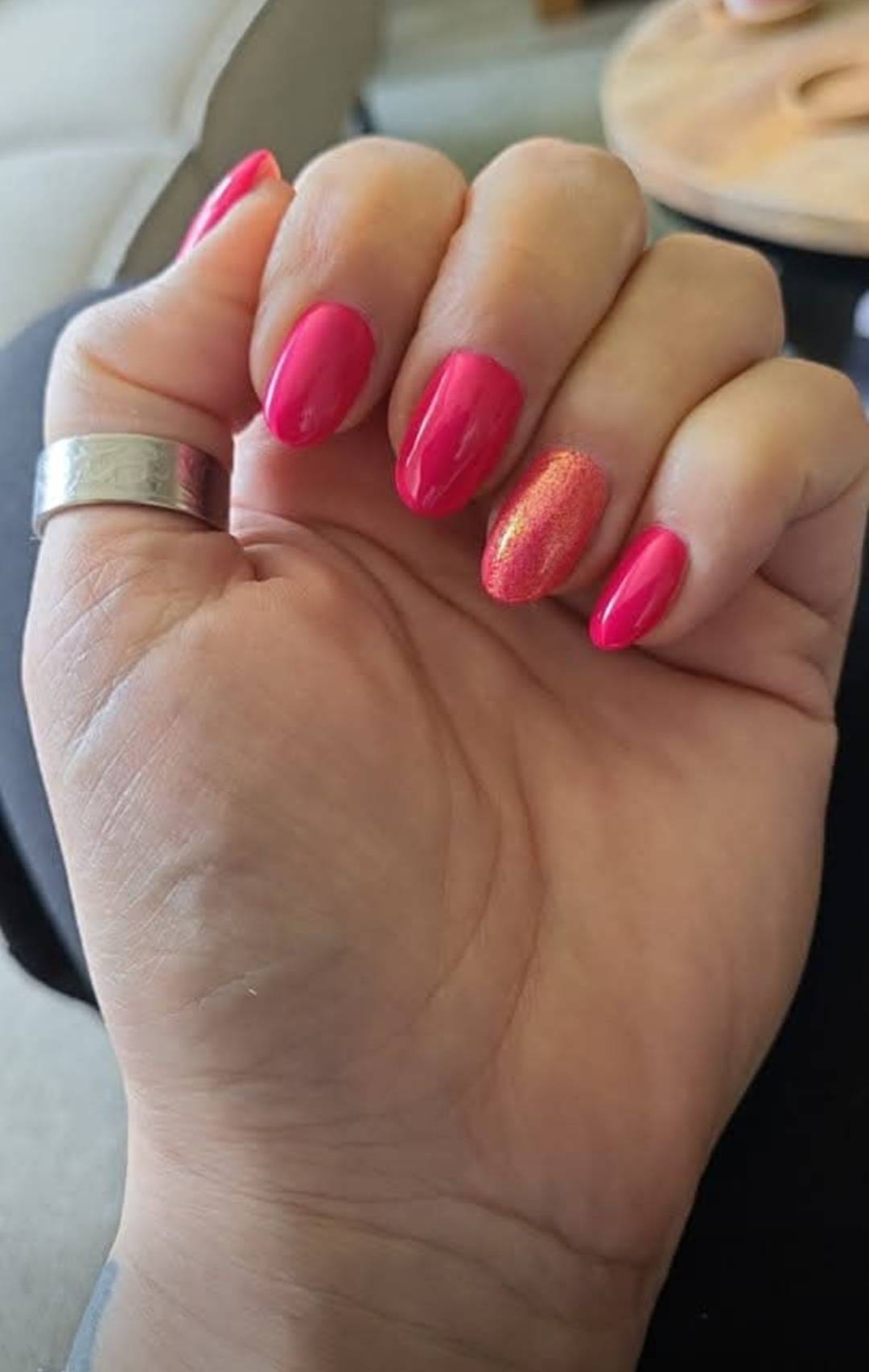 Koraalroze nagels met een glanzende accentnagel, foto van Diana Schneider