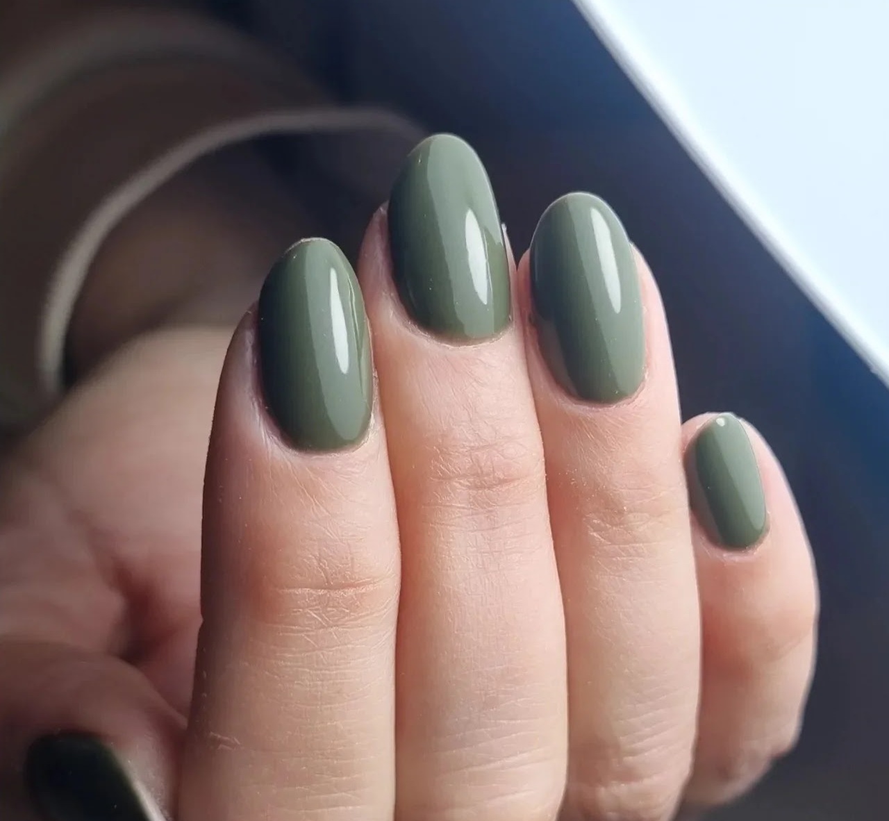 Olijfgroene amandelnagels onder de lamp
