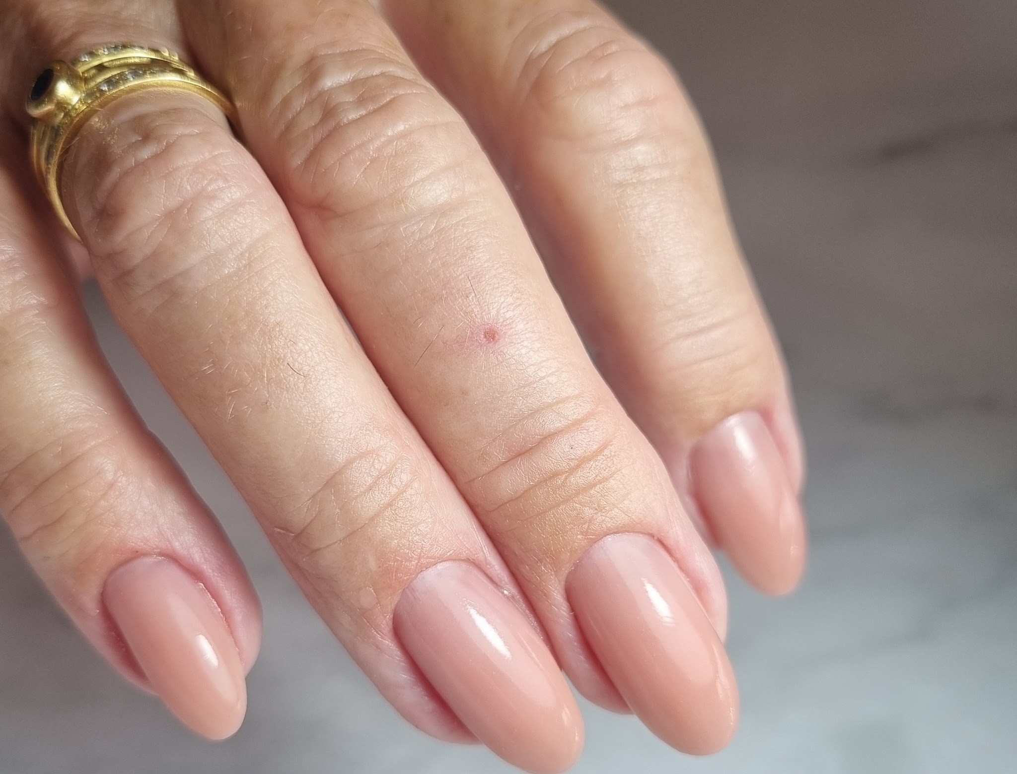 Nude amandelnagels op marmer